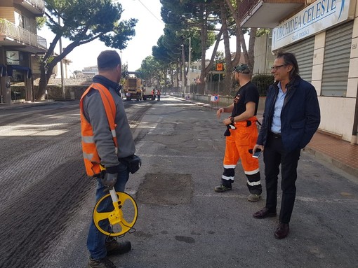 Lavori di asfaltatura in via degli Orti ad Albenga, il vicesindaco Tomatis: “Adesso abbiamo le risorse per poter intervenire. Altri lavori inizieranno nei prossimi mesi” Lavori di asfaltatura in via degli Orti ad Albenga, il vicesindaco Tomatis: “Adesso abbiamo le risorse per poter intervenire. Altri lavori inizieranno nei prossimi mesi”
