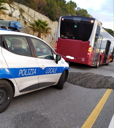 Manovra azzardata sull'Aurelia a Finale: auto supera alcuni veicoli, sale sullo spartitraffico e urta contro bus (FOTO)