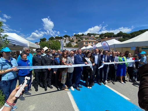 Taglio del nastro per la 12esima edizione di Azzurro Pesce d'Autore: iniziata la tre giorni dedicata al mare, al pescato e alle eccellenze del territorio Taglio del nastro per la 12esima edizione di Azzurro Pesce d'Autore: iniziata la tre giorni dedicata al mare, al pescato e alle eccellenze del territorio