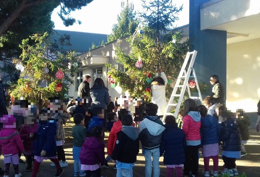 Vadino, la scuola dell’infanzia "San Clemente" addobba l'albero di Natale (FOTO)