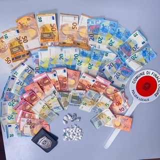 Finale Ligure, droga in centro: 25enne con 27 dosi di cocaina arrestato dalla Polizia Locale