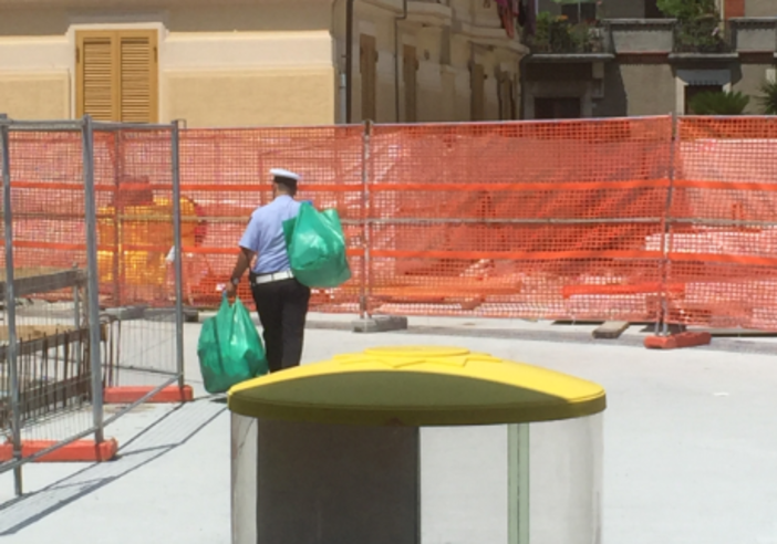 Finale Ligure intensifica i controlli contro il commercio abusivo Finale Ligure intensifica i controlli contro il commercio abusivo
