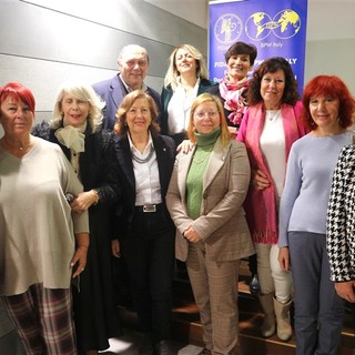 Alassio: successo per l’incontro con Barbara Ronchi promosso dalla Rocca della Fidapa sul Natale (Foto e video)
