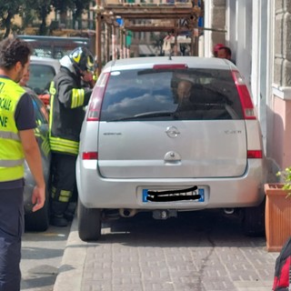 Savona, auto finisce sul marciapiede e rimane incastrata: intervento dei Vigili del fuoco (FOTO)