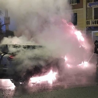 Tre auto incendiate a Savona, finisce in carcere l’esecutore del rogo di piazza Brennero