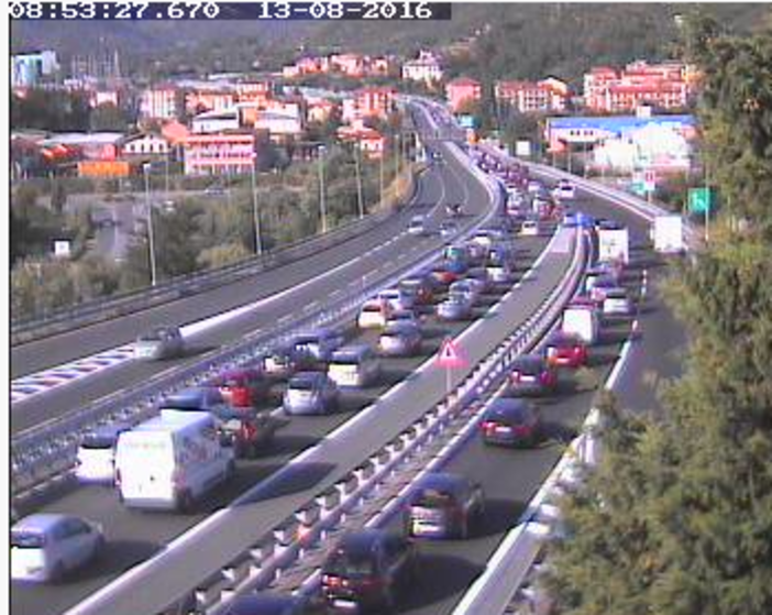 Al via l’esodo di Ferragosto: traffico rallentato al bivio Torino-Savona Al via l’esodo di Ferragosto: traffico rallentato al bivio Torino-Savona