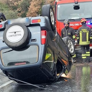 Varazze, auto si schianta contro il muro e si cappotta: soccorsi mobilitati (FOTO)