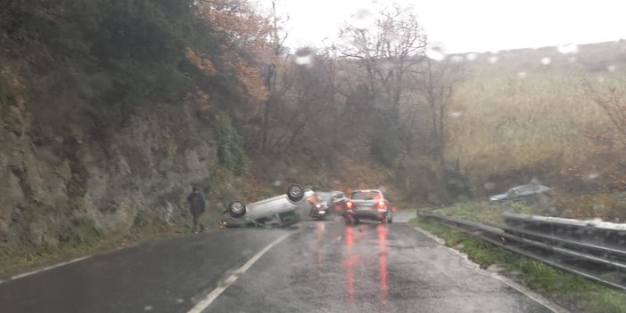 Stella, auto si cappotta lungo la strada 334 del Sassello (FOTO) Stella, auto si cappotta lungo la strada 334 del Sassello (FOTO)