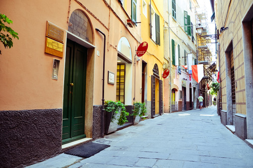 Raffica di furti ed atti vandalici ad Albenga, depredato il B&amp;B Arena nel Centro Storico
