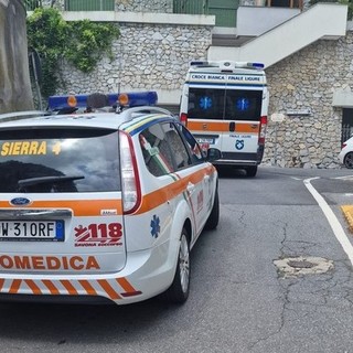 Finale, scontro in via Caviglia: un ciclista grave in codice rosso al Santa Corona
