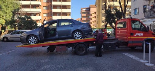 Albenga, rimosso veicolo abbandonato in piazza D’Annunzio