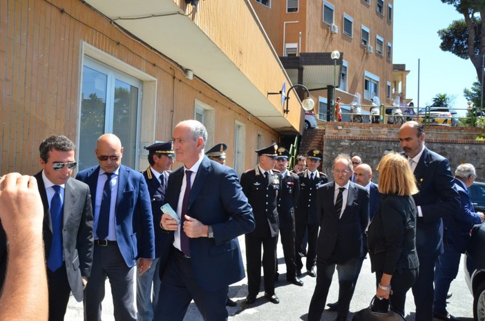E' iniziata la visita di Franco Gabrielli, il Capo della Polizia a Sanremo per rendere omaggio alla salma dell'agente Diego Turra E' iniziata la visita di Franco Gabrielli, il Capo della Polizia a Sanremo per rendere omaggio alla salma dell'agente Diego Turra