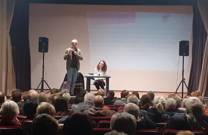 Ex Savam, sala gremita per l'incontro pubblico: i cittadini preparano una diffida. Sansa: "Commissione ad hoc in Regione"