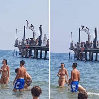 Tuffi dall'alto sul molo di Alassio: si ripetono le sfide pericolose Tuffi dall'alto sul molo di Alassio: si ripetono le sfide pericolose
