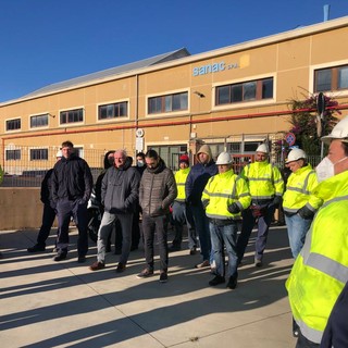 Vado, assemblea di Sanac nel parcheggio. I sindacati: "L'azienda non ha fatto entrare i lavoratori in cassa integrazione"