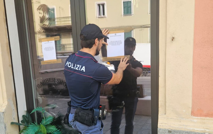 Savona, chiuso per 15 giorni un barber shop: sospesa la licenza per minacce, aggressioni e ubriachezza Savona, chiuso per 15 giorni un barber shop: sospesa la licenza per minacce, aggressioni e ubriachezza