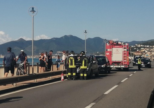 Auto in fiamme sull'Aurelia a Borgio Verezzi, intervengono i vigili del fuoco