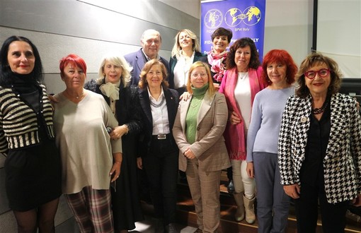 Alassio: successo per l’incontro con Barbara Ronchi promosso dalla Rocca della Fidapa sul Natale (Foto e video) Alassio: successo per l’incontro con Barbara Ronchi promosso dalla Rocca della Fidapa sul Natale (Foto e video)