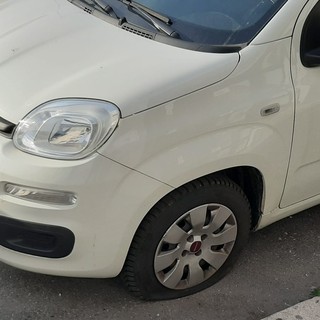 Savona, gomme bucate a 8 auto dell'Asl2: atto vandalico in via Collodi