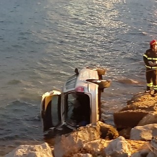 Vado, perde il controllo dell'auto e precipita in mare: due feriti (FOTO e VIDEO)