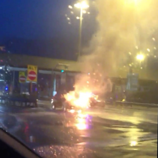 Auto a fuoco al casello di Millesimo, disagi alla circolazione (VIDEO)