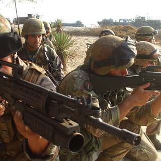 Difesa: Non è "spending review" ma "spendi di più"