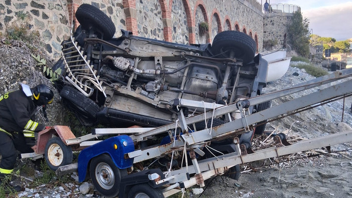 Celle Ligure, auto sfonda la ringhiera e precipita sul porticciolo Cala Cravieu: ferito un 67enne (FOTO e VIDEO) Celle Ligure, auto sfonda la ringhiera e precipita sul porticciolo Cala Cravieu: ferito un 67enne (FOTO e VIDEO)