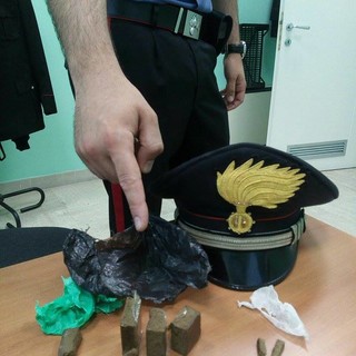 Pattuglione dei Carabinieri ad Albenga, fermate 15 persone e rivenuti 70 grammi di hashish