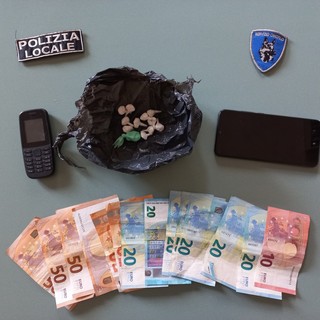 Finale, lotta allo spaccio di droga: la polizia locale arresta un 40enne di nazionalità straniera Finale, lotta allo spaccio di droga: la polizia locale arresta un 40enne di nazionalità straniera