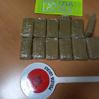 Beccato in flagrante a cedere 2 etti di hashish, tenta la fuga lungo la ferrovia: 30enne arrestato