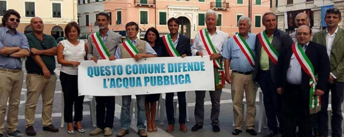 Albenga, assemblea pubblica del Comitato Acqua Bene Comune in Piazza del Popolo Albenga, assemblea pubblica del Comitato Acqua Bene Comune in Piazza del Popolo