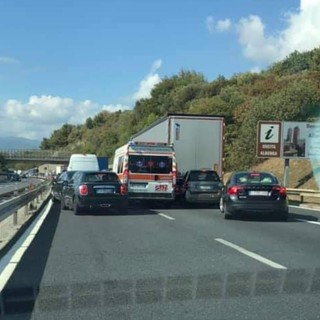 Bollino nero in autostrada, ambulanza bloccata nel traffico in A10, code fino a undici chilometri