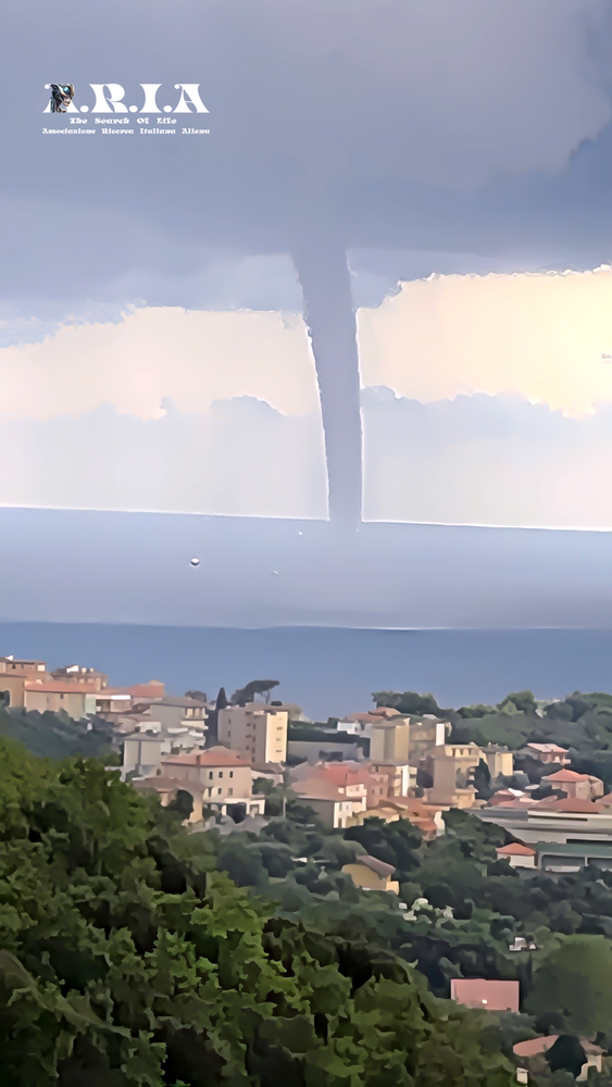 Varazze, misteriosa sfera luminosa durante una tromba marina: l’indagine di ARIA