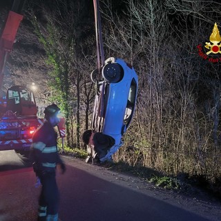Auto precipita in una scarpata: soccorsi in azione a Zuccarello (FOTO e VIDEO)