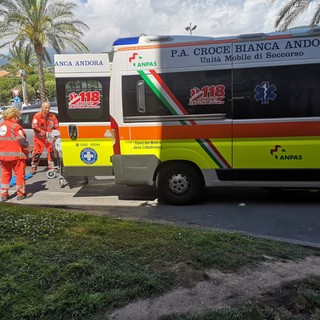 Scontro tra un'auto e una moto a Pietra Ligure