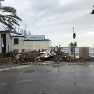 Ancora i segni della mareggiata ad Albenga. La proposta del consigliere Ciangherotti: "Un servizio di raccolta urgente delle macerie"