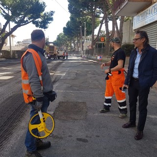 Lavori di asfaltatura in via degli Orti ad Albenga, il vicesindaco Tomatis: “Adesso abbiamo le risorse per poter intervenire. Altri lavori inizieranno nei prossimi mesi”