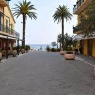 Alassio, controlli del fisco: chiusa una pasticceria, il cartello del titolare "Perso la voglia"