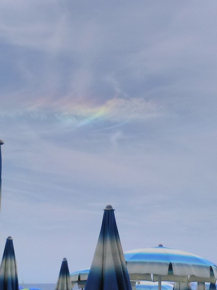 Uno "strano" arcobaleno nel cielo di Albissola, ritorna il tema "scie chimiche" Uno "strano" arcobaleno nel cielo di Albissola, ritorna il tema "scie chimiche"