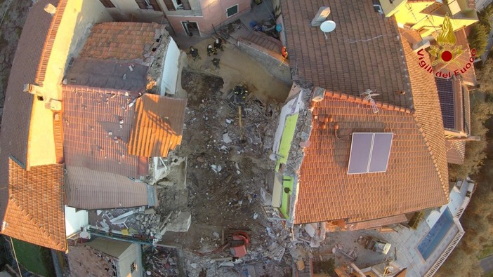 Arnasco, si continua a scavare: entro domani il completamento della rimozione delle macerie Arnasco, si continua a scavare: entro domani il completamento della rimozione delle macerie