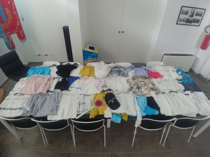 Alassio, commercio abusivo: nuovi sequestri da parte della Polizia Municipale Alassio, commercio abusivo: nuovi sequestri da parte della Polizia Municipale