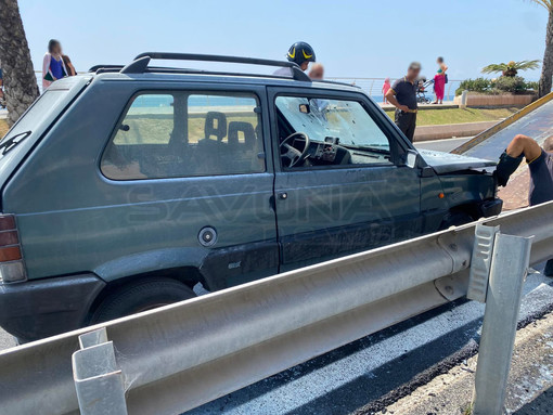 Fiamme da un'automobile in marcia: attimi d'apprensione sull'Aurelia a Pietra (FOTO) Fiamme da un'automobile in marcia: attimi d'apprensione sull'Aurelia a Pietra (FOTO)