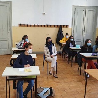 In copertina: il ministro Azzolina in classe all'apertura dell'anno scolastico. Sotto: il report del Ministero della Salute nelle prime due settimane di ottobre