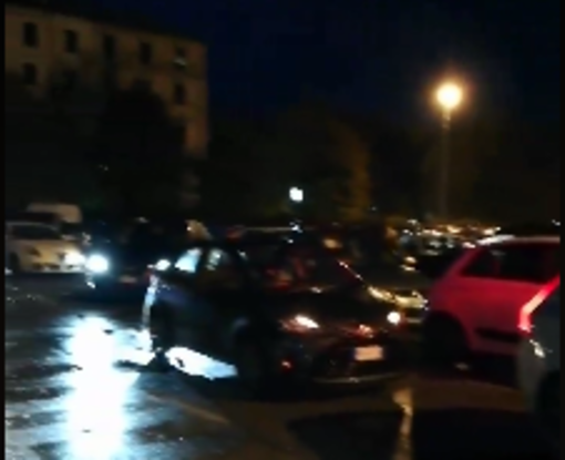 Caos in Piazza del Popolo a Savona: decine di cittadini in coda per ore