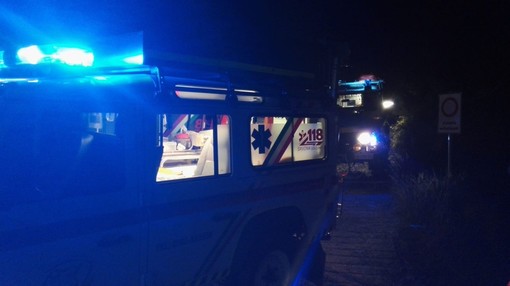 Auto ribaltata in un torrente tra Zuccarello e Erli: due feriti al Santa Corona