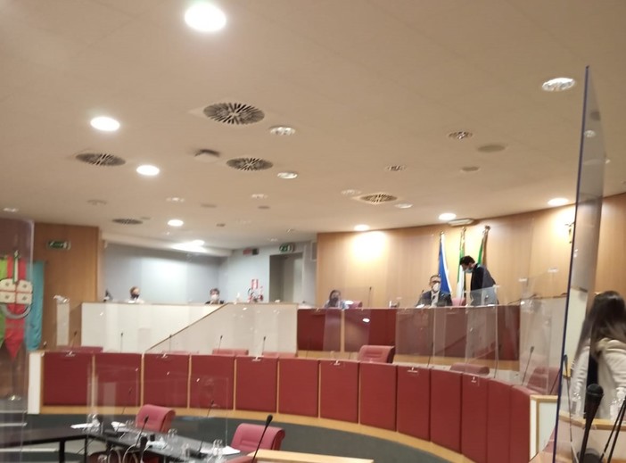 Nella foto: la sala consiliare semivuota