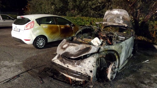 Loano, auto prende fuoco in via Enrico Toti: intervento dei vigili del fuoco