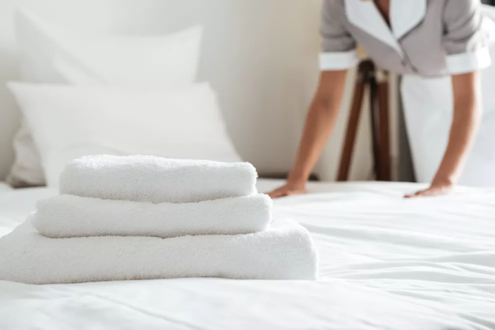 Asciugamani, accappatoi e lenzuola: il comfort dell'hotel si misura al tatto