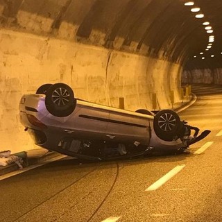 Auto ribaltata sulla A10, 30enne trasportata in ospedale: traffico in tilt tra Andora e San Bartolomeo
