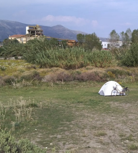 Albenga, Roberto Tomatis (FdI): “Disperati vivono in tenda da settimane, il Comune intervenga”